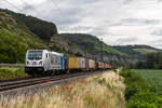 Am 23.06.18 fährt 187 301 der Railpool durch Karlstadt(Main) mit einem KLV.