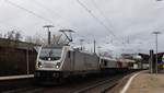 187 077 zieht zwei Class 66-Lokomotiven durch Mainz Kastel gen Kostheim.