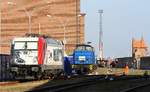 187 085 EP Cargo nebst Rangierlok in Stralsund Nordhafen - 19.09.2018