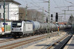 RHC 187 071 durchfährt mit ihren Kesselwagen Pfaffenhofen (Ilm), 25.03.2022