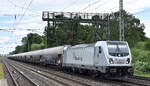 RheinCargo GmbH & Co. KG, Neuss [D]  mit ihrer  187 070-8  [NVR-Nummer: 91 80 6187 070-8 D-RHC] und einem Staubgutzug (Kohleasche) am 06.07.23 Höhe Bahnhof Dedensen-Gümmer.