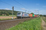 187 510-3 mit einem Containerzug bei Kerzell am 14.09.2023