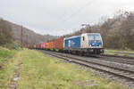 187 322-3 mit einem Containerzug am 22.11.2023 bei Elm.