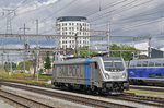 Lok 187 006-2 durchfährt den Bahnhof Pratteln. Die Aufnahme stammt vom 18.06.2016.