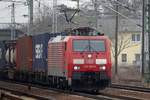 189 006 mit einem gemischten Container- / KLV-Zug in Berlin Schönefeld Flughafen am 14.03.2017