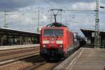 189 018-5 mit einem Autotransportzug nach Triebfahrzeugführerwechsel bei der Ausfahrt auf Gleis 3 Berlin Schönefeld Flughafen am 13.04.2017.