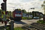 Gegenlichtaufnahme von der 189 050-8 mit einem leeren Autotransportwagenzug am Bahnübergang Kölner Straße in Jüchen.