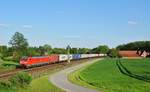 DB Cargo 189 017 mit Containerzug in Richtung Bremen (Langwedel, 17.05.17).