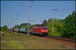 DB Cargo 189 012-8 fuhr mit einem Containerzug am 27.05.2017 durch die Berliner Wuhlheide (Standort öffentlich zugänglich)