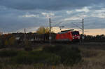 189 062-3 kommend aus Büchen bei herbstlicher Dämmerung. 3km östlich von Büchen 06.11.2017