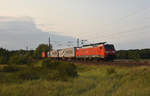 189 064-9 der DB Cargo und einem halbvollen Containerzug kommend aus Richtung Hamburg. 3km östlich von Büchen, 28.08.2018.