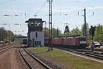 Mit einem kurzen leeren Erzzug fuhr am 12.04.2017 die 189 042-5 zusammen mit der 189 030-0 aus Richtung Dillinger Hütte in den Bahnhof von Dillingen (Saar) ein, als sie am dortigen Stellwerk