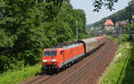 Mit einem gemischten Güterzug rollte 189 061 am 11.06.19 durch Königstein Richtung Dresden.