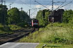 An der Bahnhofseinfahrt aus Mönchengladbach kommend ist hier die 189 079-7 mit einem leeren Ford-Autozug aus den Niederlanden, in Rheydt Hbf ein am 12.6.2019