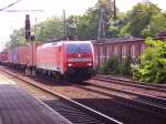 189 015-1 donnert mit einem Containerzug durch Hamburg-Harburg.