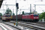 15. Juni 2009, Lok 189 005 fährt mit einem Containerzug aus Tschechien durch den Dresdner Hauptbahnhof. Daneben wartet die CD-Zweisystem-Lok 371 004 auf die Übernahme des nächsten EC nach Prag.