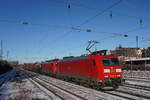 DB-185 094 fährt mit DB-189 089 und Güterwagen Richtung Süden.

2021-02-13 Düsseldorf-Rath