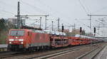 DB Cargo AG [D] mit  189 063-1  [NVR-Nummer: 91 80 6189 063-1 D-DB] und einem PKW-Transportzug (fabrikneue VW und Audi PKW Modelle) Richtung Frankfurt/Oder am 08.02.22 Durchfahrt Bf. Flughafen BER - Terminal 5.