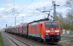 DB Cargo AG [D] mit  189 004-5  [NVR-Nummer: 91 80 6189 004-5 D-DB] und einem Coilzug am 11.04.22 Durchfahrt Bf. Berlin Hohenschönhausen.