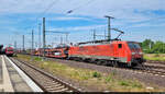 Ein im vorderen Teil mit Autos beladener gemischter Gz durchfährt, angeführt von 189 008-6 (Siemens ES64F4), Magdeburg Hbf in nördlicher Richtung.

🧰 DB Cargo
🕓 27.6.2022 | 10:59 Uhr