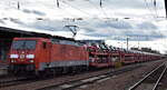 DB Cargo AG, Mainz mit ihrer  189 062-3  (NVR:  91 80 6189 062-3 D-DB ) und einem PKW-Transportzug (fabrikneue SEAT und CUPRA PKW Modelle) am 15.11.23 Durchfahrt Bahnhof Flughafen BER Terminal 5.