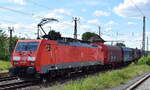 DB Cargo AG, Mainz mit ihrer  189 015-1  [NVR-Nummer: 91 80 6189 015-1 D-DB] und einem gemischten Güterzug am 07.05.24 Höhe Bahnhof Frankfurt/Oder.