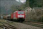 189 088 bringt bei Plettenberg einen Gterzug Richtung Kreuztal.