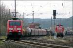 189 007 legt sich mit einem Gterzug vom Rangierbahnhof Hagen-Vorhalle komment im ehemaligen Bahnhof Westhofen in die Kurve und berholt die 296  045. (28.03.2008)