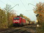 Gterzug zwischen Michelau und Lichtenfels unter der Vorkriegs-Oberleitung, die es auch bald nicht mehr geben wird. Die Gelder sind schon bewilligt. Leider hatte ich frher nie Zeit als hinten noch das Form-Einfahrsignal von Michelau stand....