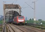 189 089 kommt mit einem Containerzug ber die Rheinbrcke bei Duisburg-Baerl.