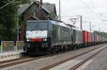 189 928 und Schwesterlok CTL Rail GmbH ziehen ihren Containerzug durch Jasnitz.
