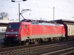 189 043-3 bei der durchfahrt mit einem Gterzug in Berlin Schnefeld Flughafen am 26.4.05