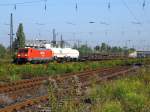 Einen langen Gterzug hat 189 013-6 am 26.9.2009 am Haken, als sie durch Leipzig-Schnefeld fhrt.