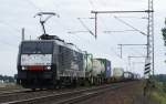 189 098 der ERS Railways mit einem Containerzug am 11.09.2010 bei Dedensen/Gmmer.
