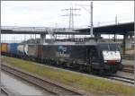 ERS Railways ES 64 F4-990 E189 090 zieht einen Containerzug durch Muttenz.