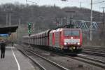 189 044-1 und Schwesterlok rollen mit ihrem langen Gterzug gemchlich durch Kln-West.