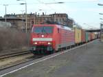 Die BR 189 012-8 fährt mit einem Containerzug durch Dresden-Friedrichstadt. Übrigens ein Danke für die Lichthupe. 12.02.2011