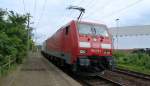 189 015 mit ihrem Containerzug bei der Durchfahrt in Dresden Cotta.
1.7.11