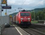 189 063 durchfhrt am 03.August 2011 mit einem Planenwagenzug den Bahnhof Thngersheim