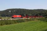 189 055 mit einem Gterzug am 26.08.2011 im Altmhltal bei Dollnstein.