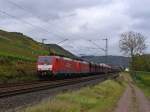 189 038-3 und 189 032-6 ziehen einen Erzzug am 11.10.2011 durch Pommern (Mosel)