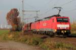 189 038-3 mit 189 044-1 am Erzbomber in Porz Wahn am 08.11.2011