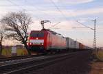 Im spten Abendlicht kommt ein Ltzchen von Neuss aus durch Allerheiligen gefahren, es ist die 189 067-2 mit einem Containerzug am Freitag den 27.1.2012.