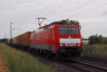 Am  Happykadavertag  kommt die 189 050-8 mit einem Containerzug gen Neuss ber die 495 gefahren. 7.6.2012 