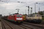 189 042 und 189 xxx mit einem Erzzug und 216 224 mit einem Bauzug am 28.6.12 in Dsseldorf-Rath.