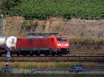 189 002-9 befindet sich mit einem Containerzug bei Rheinkilometer KM533(Assmanshausen); 120829