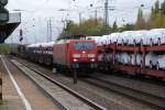 189 001-1 mit einem gemischten GZ zieht hier im HBF Hamm an einem, von einer 155er gezogenen GZ mit einpackten neuen Audi´s, vorbei.