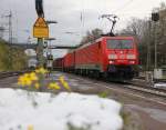 Kleine Fotospielerei mit dem ersten Schnee des Jahres 2012 und der 189 003-7, die mit gemischtem Gterzug in Fahrtrichtung Norden unterwegs war. Aufgenommen am 27.10.2012 in Eichenberg.