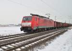 Bei eisigem Sdwestwind kmpft sich die 189 083-9 mit einem gemischten Gterzug bei Allerheiligen in Richtung Kln. 26.1.2013