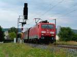 189 018 fhrt am 7.8.13 mit einem gemischten Gterzug durch das Maintal von Gemnden(Main) Richtung Wrzburg.